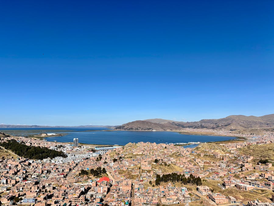 Vista de Puno y el Lago Titicaca, Peru